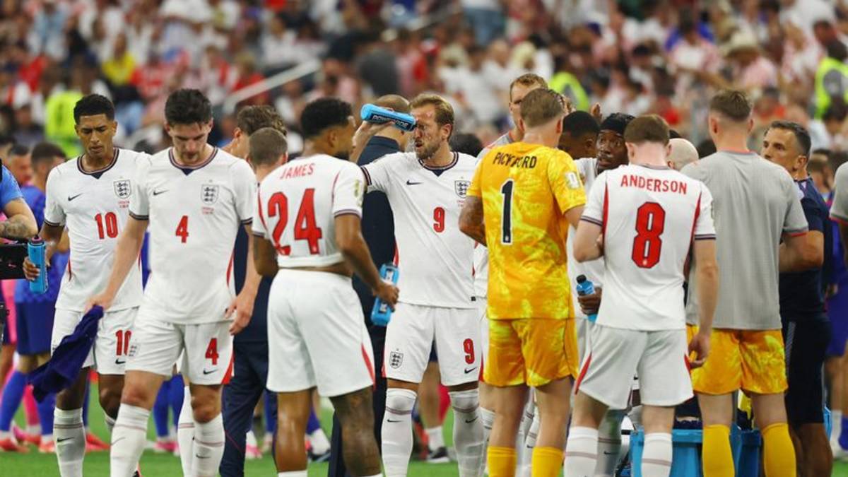Los aficionados abuchean las pausas de hidratación durante el partido entre Inglaterra y Croacia