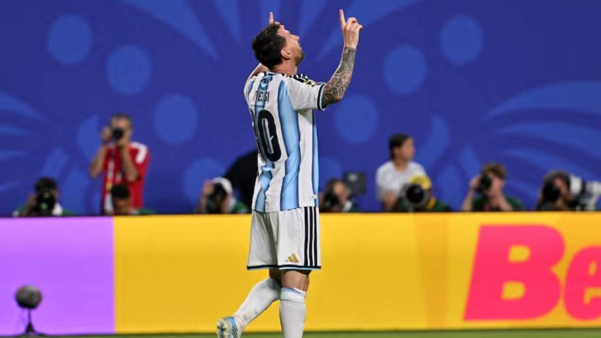 Lionel Messi en lo alto, una leyenda que vence a lo efímero