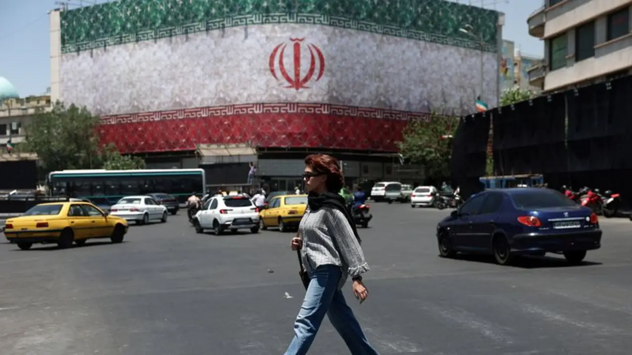 EEUU e Irán firman un acuerdo de alto el fuego, pero Trump dice que podría reanudar los ataques