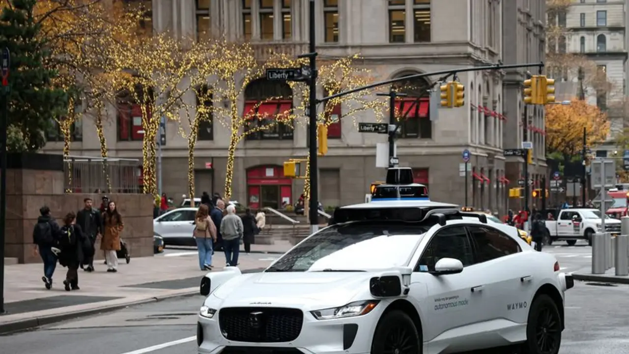 Waymo retira unos 3.900 robotaxis por riesgo de que entren en zonas de obras cerradas al tráfico