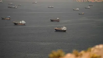Los primeros petroleros cruzan Ormuz tras acuerdo; ataques israelíes siembran duda Los primeros petroleros cruzan Ormuz tras acuerdo; ataques israelíes siembran duda