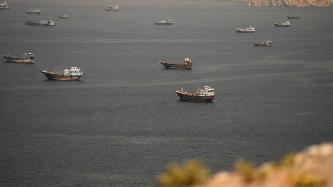 Los primeros petroleros cruzan Ormuz tras acuerdo; ataques israelíes siembran duda