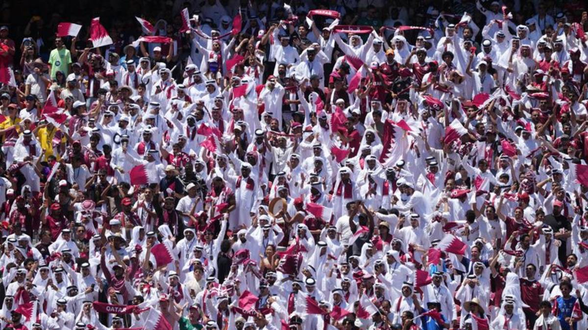 Un grupo de aficionados qataríes, surgido de la frustración por el Mundial, encuentra su voz