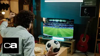 Hombre ve fútbol en la tv Hombre ve fútbol en la tv