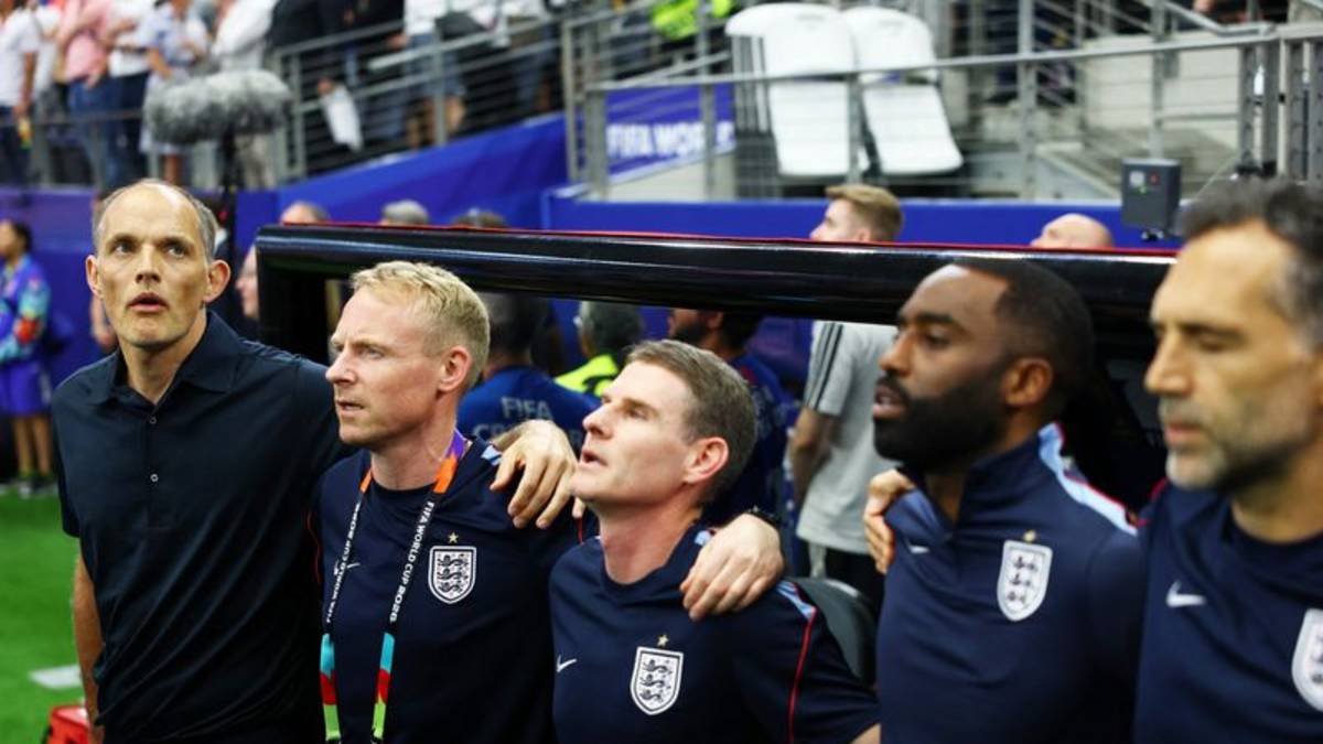 Tuchel se queja de fotógrafos que bloquearon su visión durante himno nacional de Inglaterra en Mundial