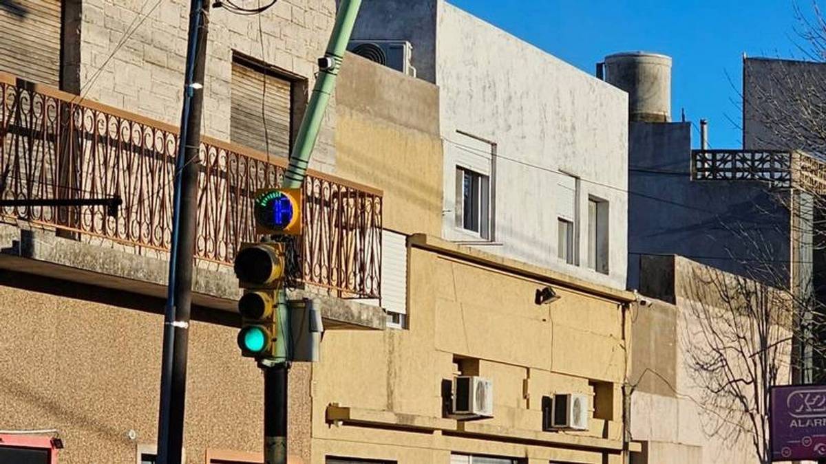 El semáforo con IA que optimiza el tránsito en una ciudad bonaerense: ¿El futuro del orden vehicular?