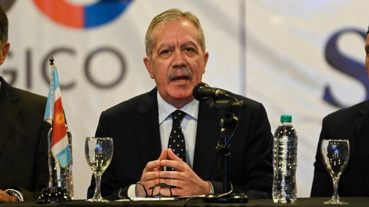Refuerzo y aguinaldo: Suárez pagará un bono récord de $1.2 millones a estatales en medio de la caída del consumo