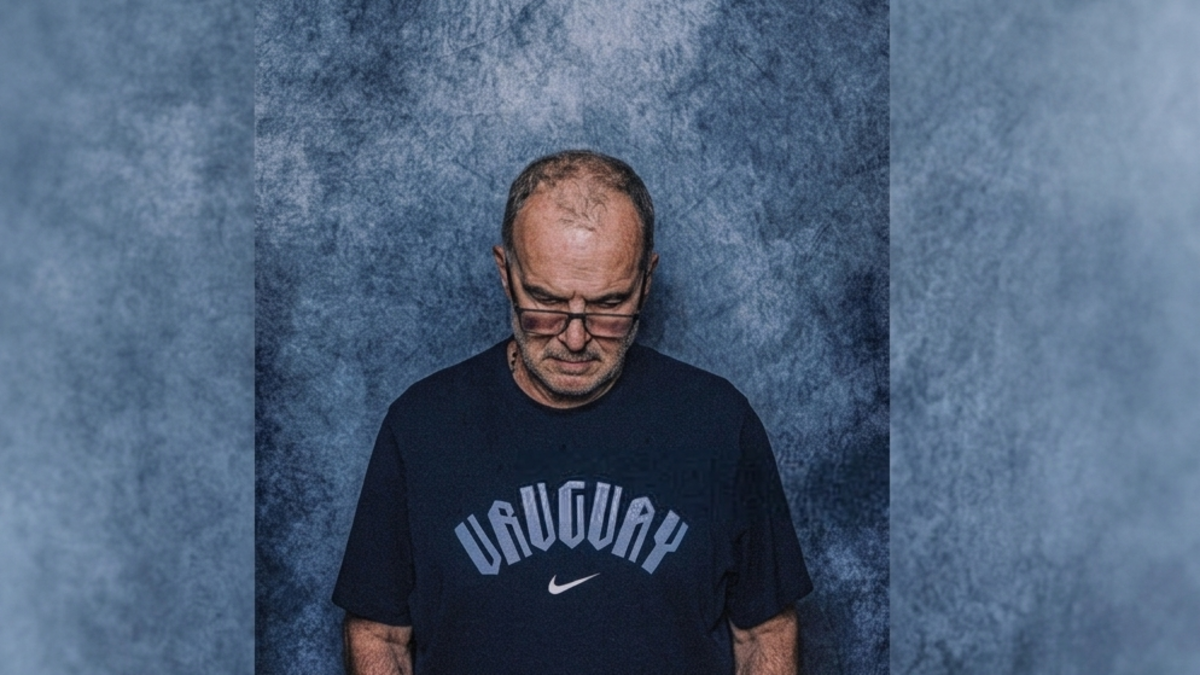 Por qué Bielsa posó mirando hacia abajo en la foto oficial de FIFA