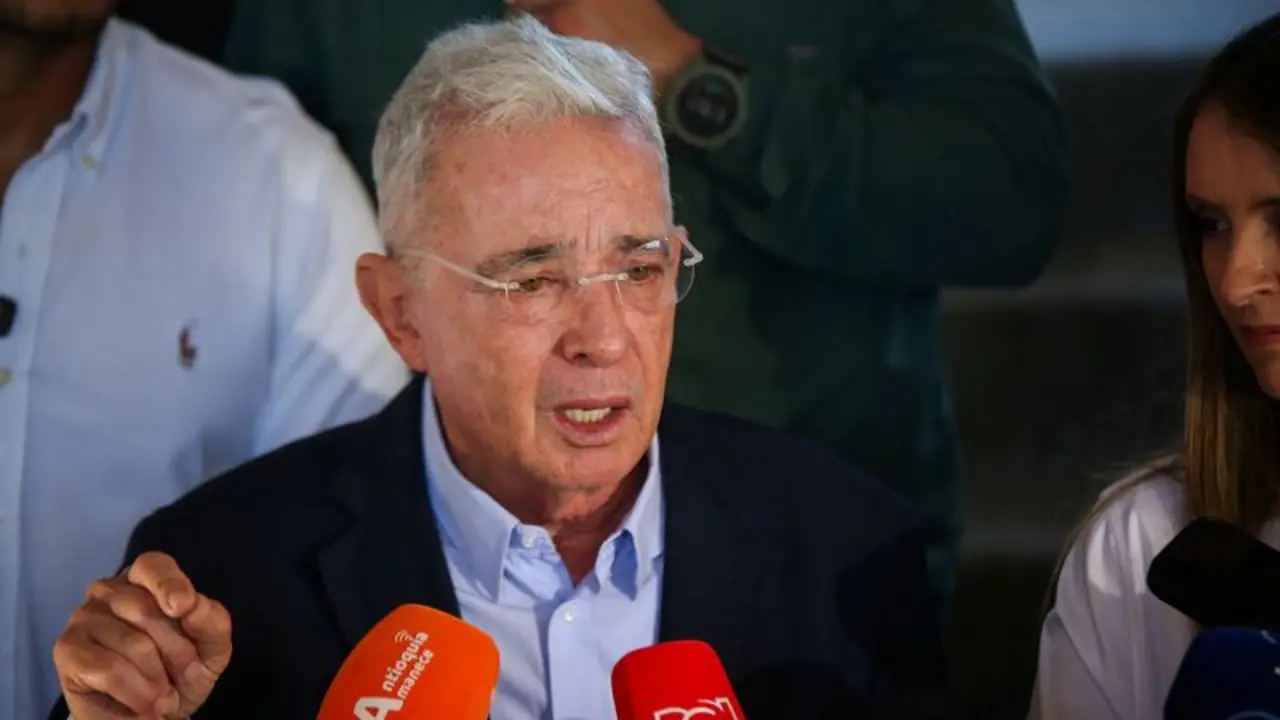 Fiscalía de Colombia abre investigación por homicidio y concierto para delinquir contra expresidente Uribe