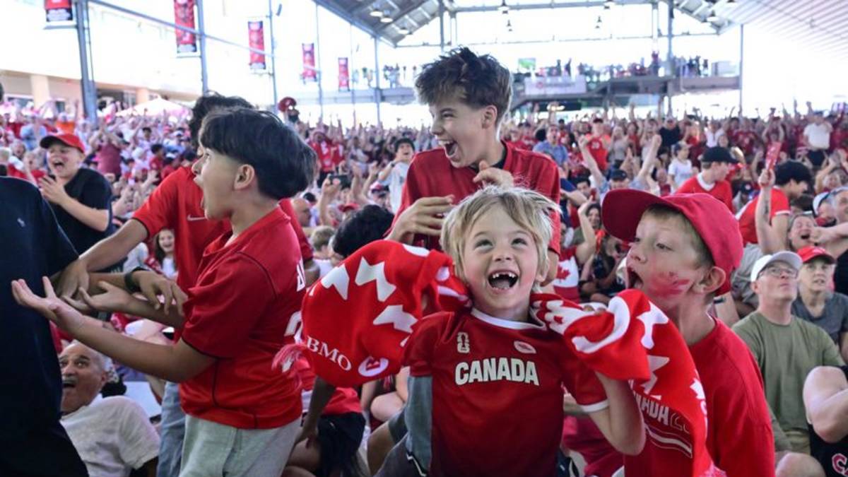 Canadá celebra su primera victoria mundialista en las Cataratas del Niágara