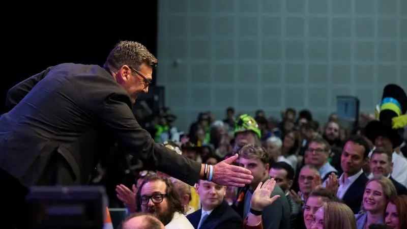 Andy Burnham allana el camino para reemplazar a Starmer tras victoria en el norte de Inglaterra