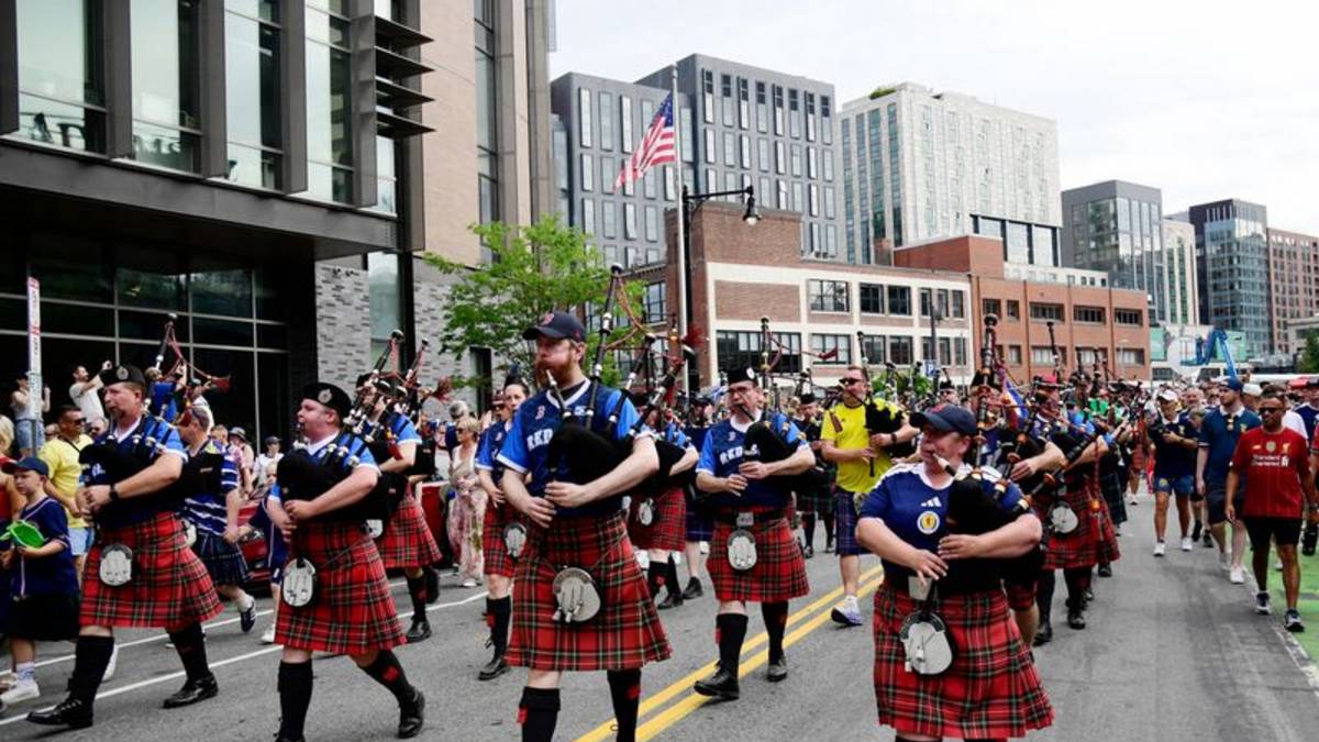 El pato Dawn se viste con la bandera de Escocia para unirse al "Tartan Army" en marcha con gaitas