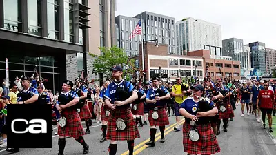 El pato Dawn se viste con la bandera de Escocia para unirse al "Tartan Army" en marcha con gaitas El pato Dawn se viste con la bandera de Escocia para unirse al "Tartan Army" en marcha con gaitas