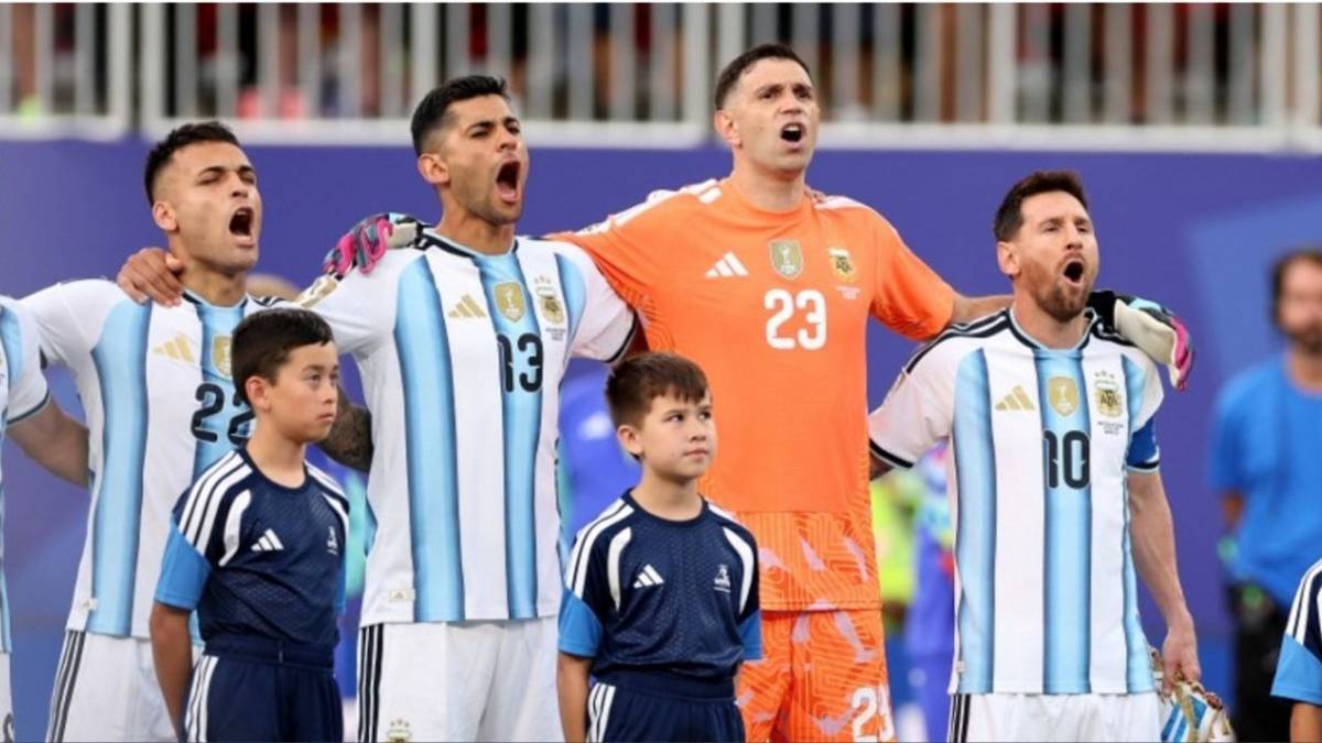 Escándalo total: un medio de Estados Unidos puso al Himno Argentino en la cancha fuera del Top 5 del Mundial