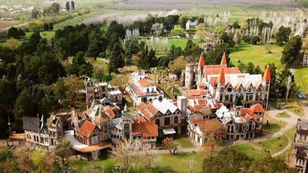 Parece una aldea de la Edad Media, pero queda a minutos de Buenos Aires: el paseo de cuento ideal para el fin de semana