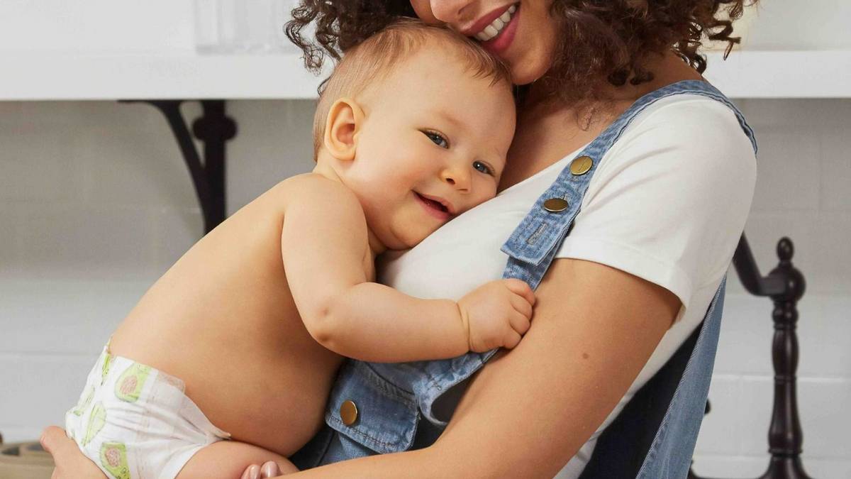 Cuánto ganan una niñera y cuidadores de adultos en junio 2026: el salario por día y por hora