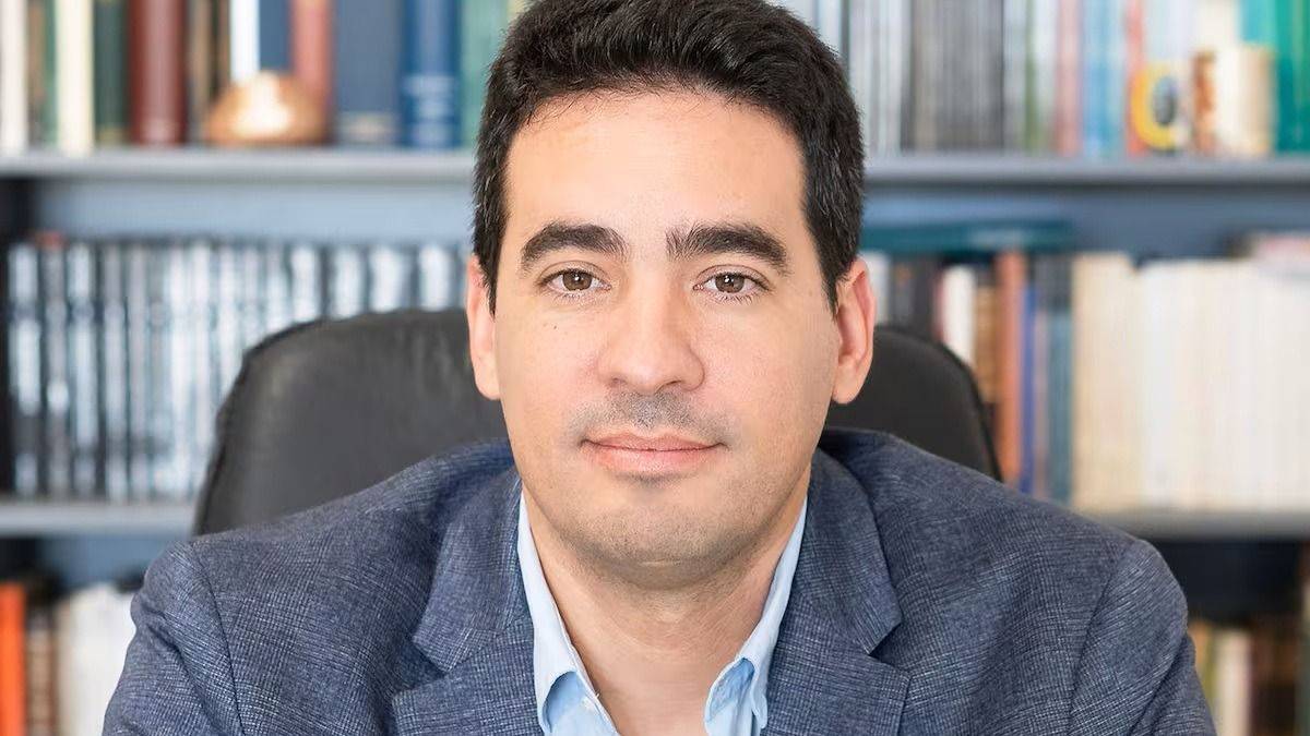 Quién es Adrián Ravier, el nuevo vocero que reemplaza a Adorni