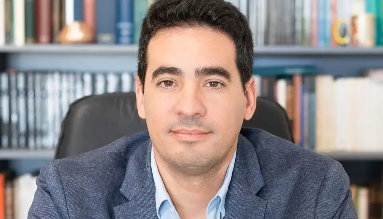 Quién es Adrián Ravier, el nuevo vocero que reemplaza a Adorni