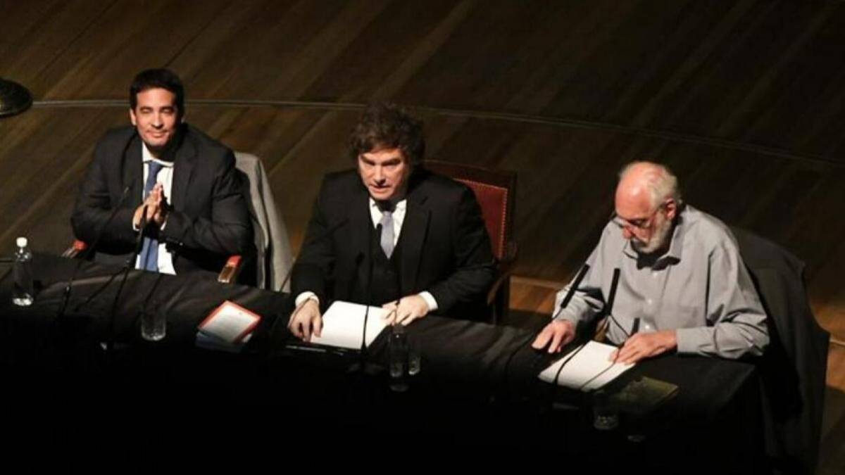 "Imbécil total": los duros tuits que Milei le dedicó a su nuevo vocero