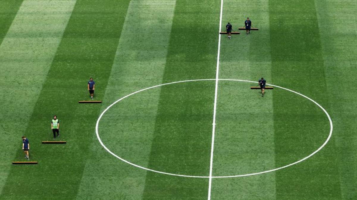Los jugadores del Mundial se topan con cosas raras bajo los pies por el innovador césped