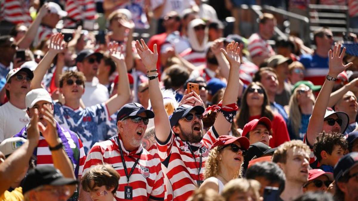 Aficionados estadounidenses de Seattle aportan su granito de arena mientras el equipo elogia el ambiente