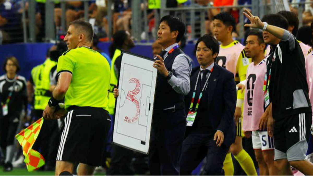 La curiosa forma de comunicarse del DT de japón con su jugadores en el Mundial