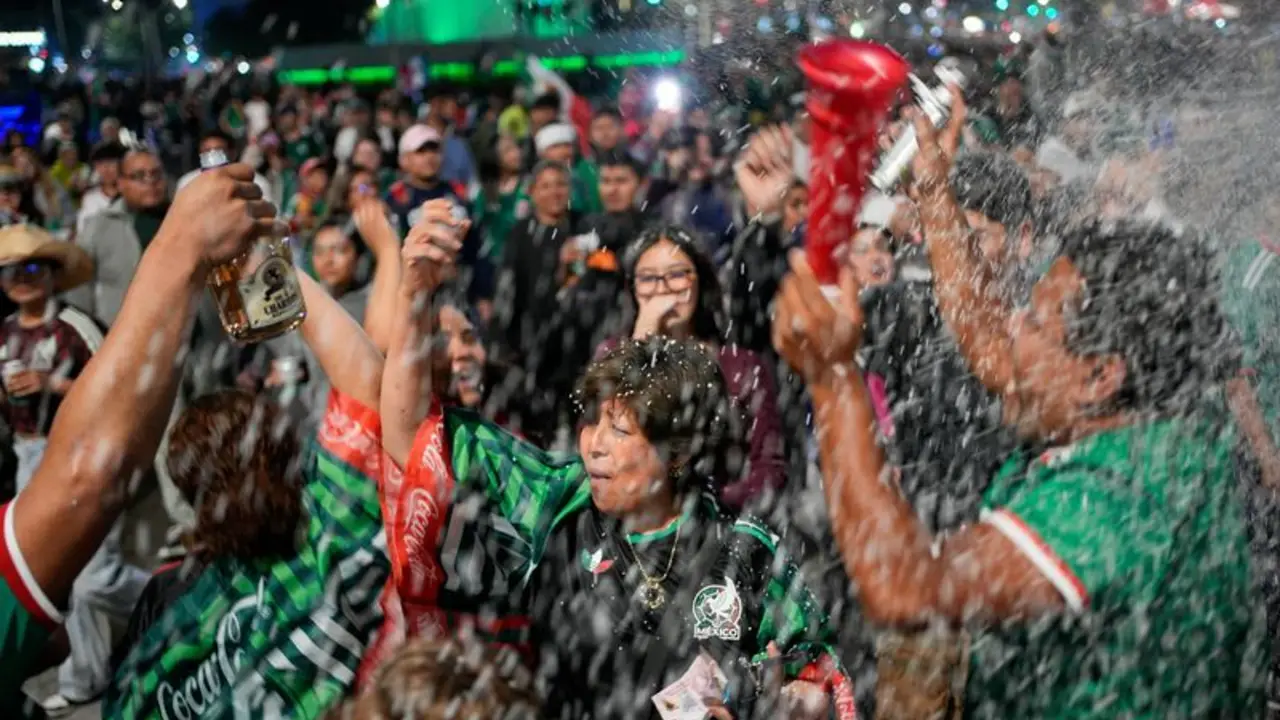 Ciudad de México analiza ley seca tras celebraciones desmedidas por clasificación de selección