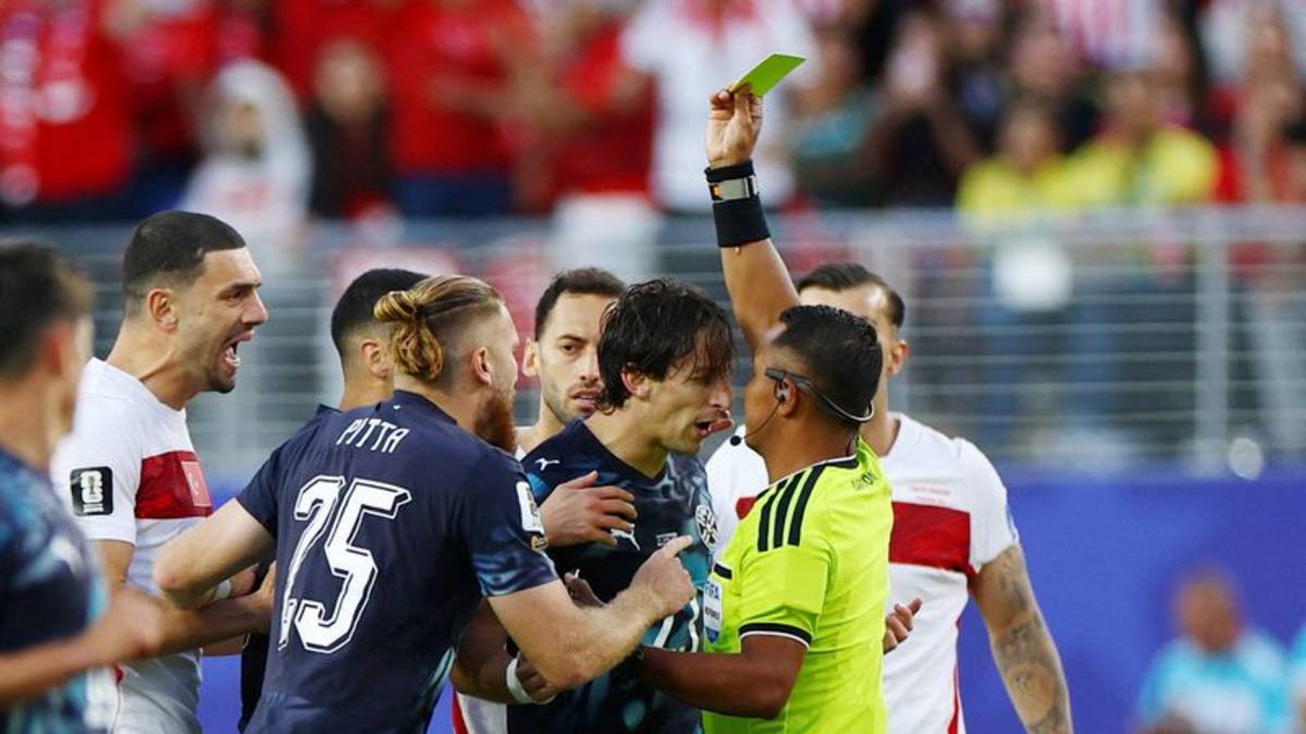 Paraguay vence a Turquía con diez hombres tras un tenso triunfo por 1-0