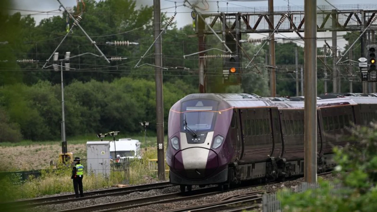 Nueve personas siguen en estado crítico tras fatal accidente ferroviario ocurrido en Reino Unido