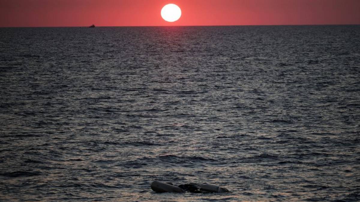 Aparecen al menos 15 cadáveres de inmigrantes en la costa oriental de Libia: fuentes