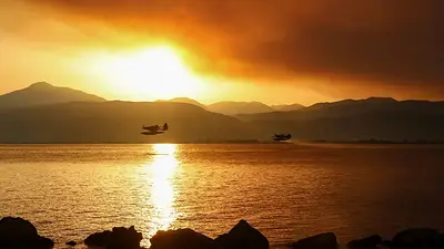Grecia moviliza a bomberos, aviones y helicópteros para combatir incendio en la isla de Eubea Grecia moviliza a bomberos, aviones y helicópteros para combatir incendio en la isla de Eubea
