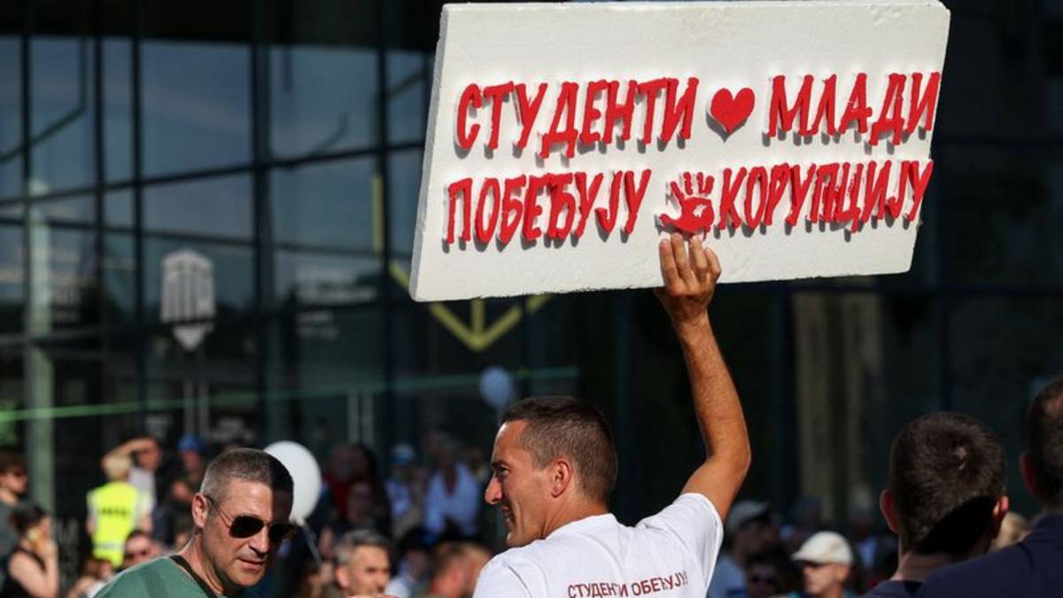 Miles de personas se manifiestan en el norte de Serbia para exigir elecciones anticipadas