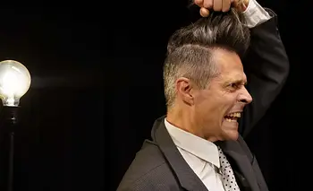 Un político, su padre muerto y el poder en juego: así es "La era del olvido" | Teatro