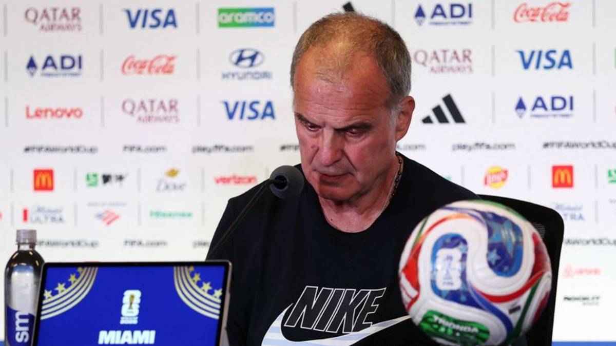 Las pausas de hidratación en el Mundial no aportan nada y restan mucho al fútbol, afirma Bielsa