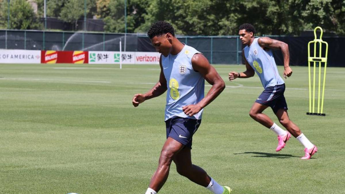 Watkins asume su papel secundario mientras Tuchel recurre a los suplentes de la selección inglesa