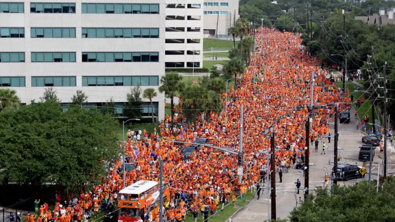 Aficionados locales al Mundial ondean numerosas banderas en la multicultural Houston