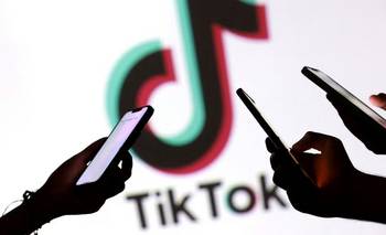 TikTok ya tiene tres veces más videos falsos con IA que YouTube | Tiktok