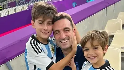 Lionel Scaloni y sus hijos. Lionel Scaloni y sus hijos.