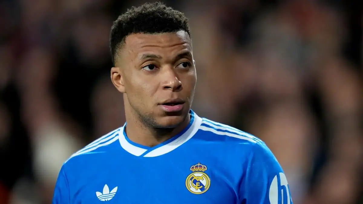Quién es la novia de Kylian Mbappé: se trata de Ester Expósito, pareja del futbolista francés