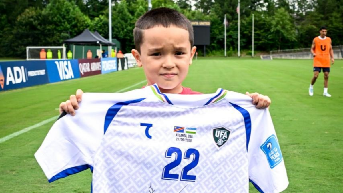 Tiene 6 años, es fanático de Uzbekistán, lloró cuando le hicieron un gol y los jugadores prometieron ganar por el