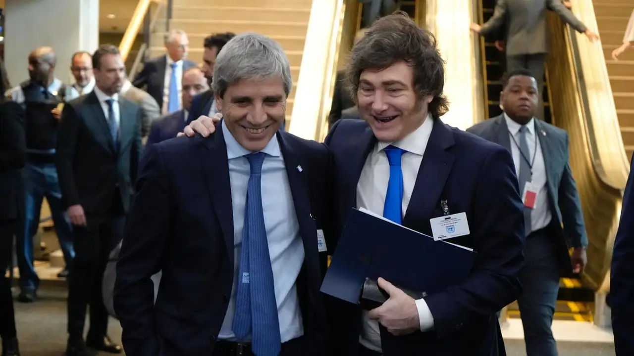 La desaceleración de la inflación impulsa una leve mejora en la confianza en Milei