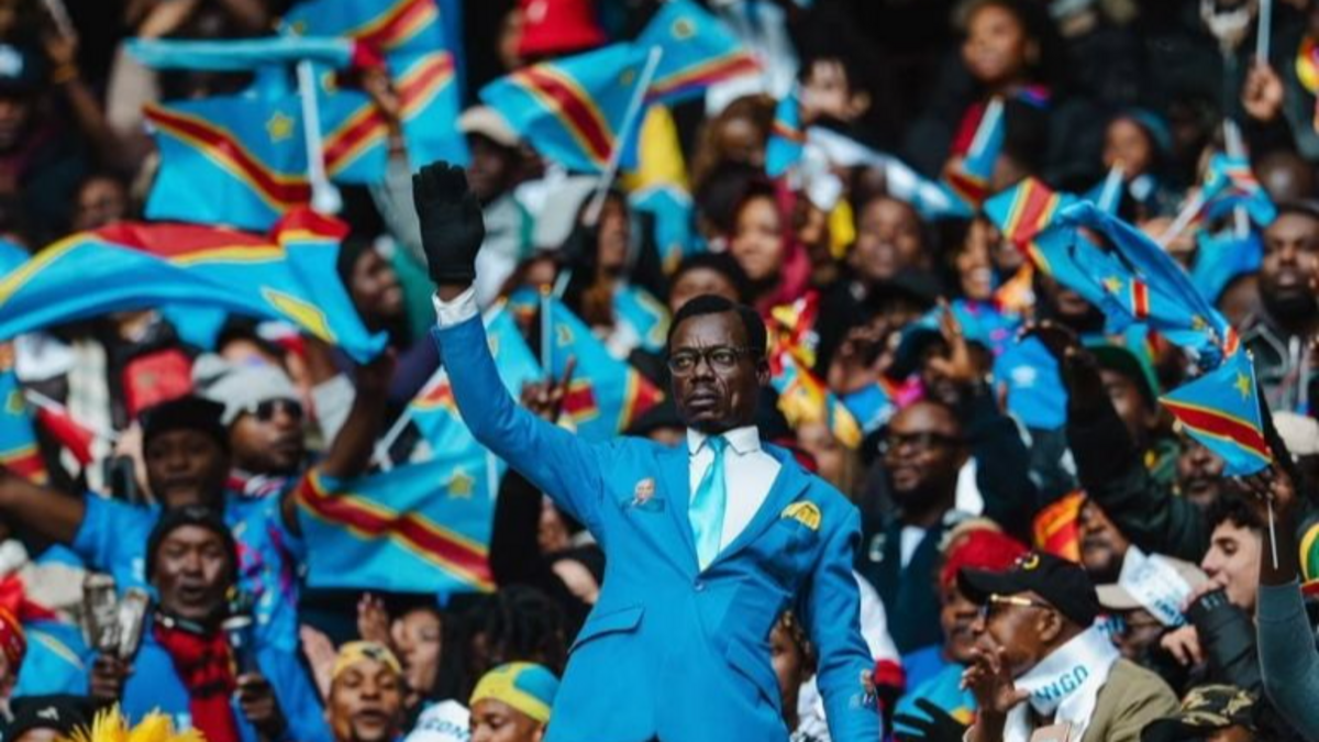 Es hincha de Congo y homenajea al líder de la revolución en todos los partidos de su Selección