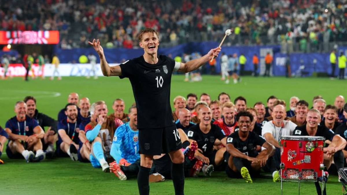 Eufóricos futbolistas noruegos celebran clasificación en el Mundial remando como vikingos