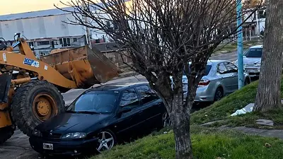Una retroexcavadora sembró el caos en Entre Ríos: siete autos destruidos y dos heridos Una retroexcavadora sembró el caos en Entre Ríos: siete autos destruidos y dos heridos