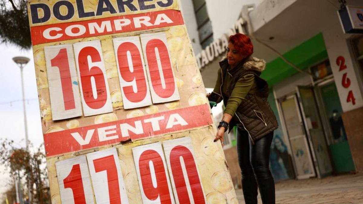 Peso mexicano cae por apuestas a una Fed más restrictiva