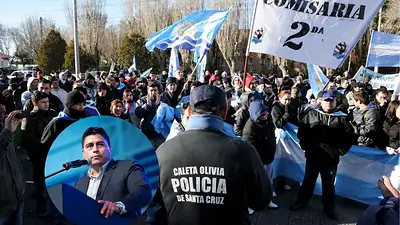 Santa Cruz: sin acuerdo salarial, efectivos policiales ingresaron al predio de Casa de Gobierno en Río Gallegos Santa Cruz: sin acuerdo salarial, efectivos policiales ingresaron al predio de Casa de Gobierno en Río Gallegos