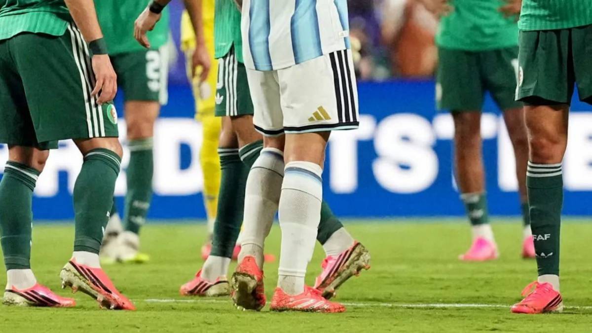Por qué muchos jugadores del Mundial 2026 usan botines rosas y fucsias