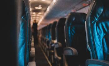Es azafata y reveló el truco "secreto" para dormir cómodo en el avión | Virales