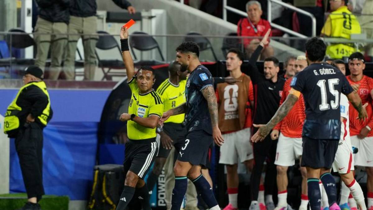 Paraguayo Almirón, suspendido un partido tras ser expulsado por taparse la boca en Mundial