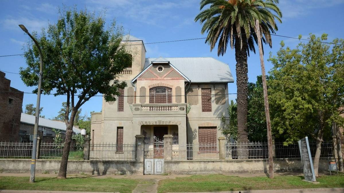 La joya escondida de Santa Fe: fue fundada por un masón y conserva misteriosos signos ocultos en su arquitectura